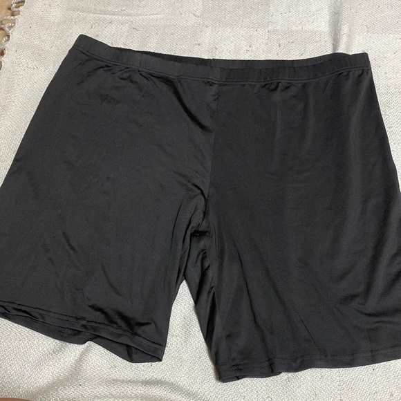 Plus size pink shorts - Picture 2 of 4